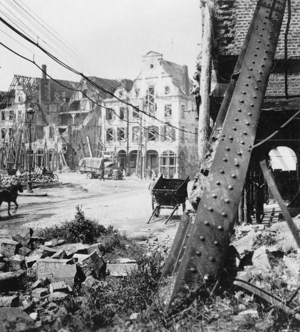 The Grand Place, Arras, Frankrike, første verdenskrig, c1914-c1918 av Nightingale and Co