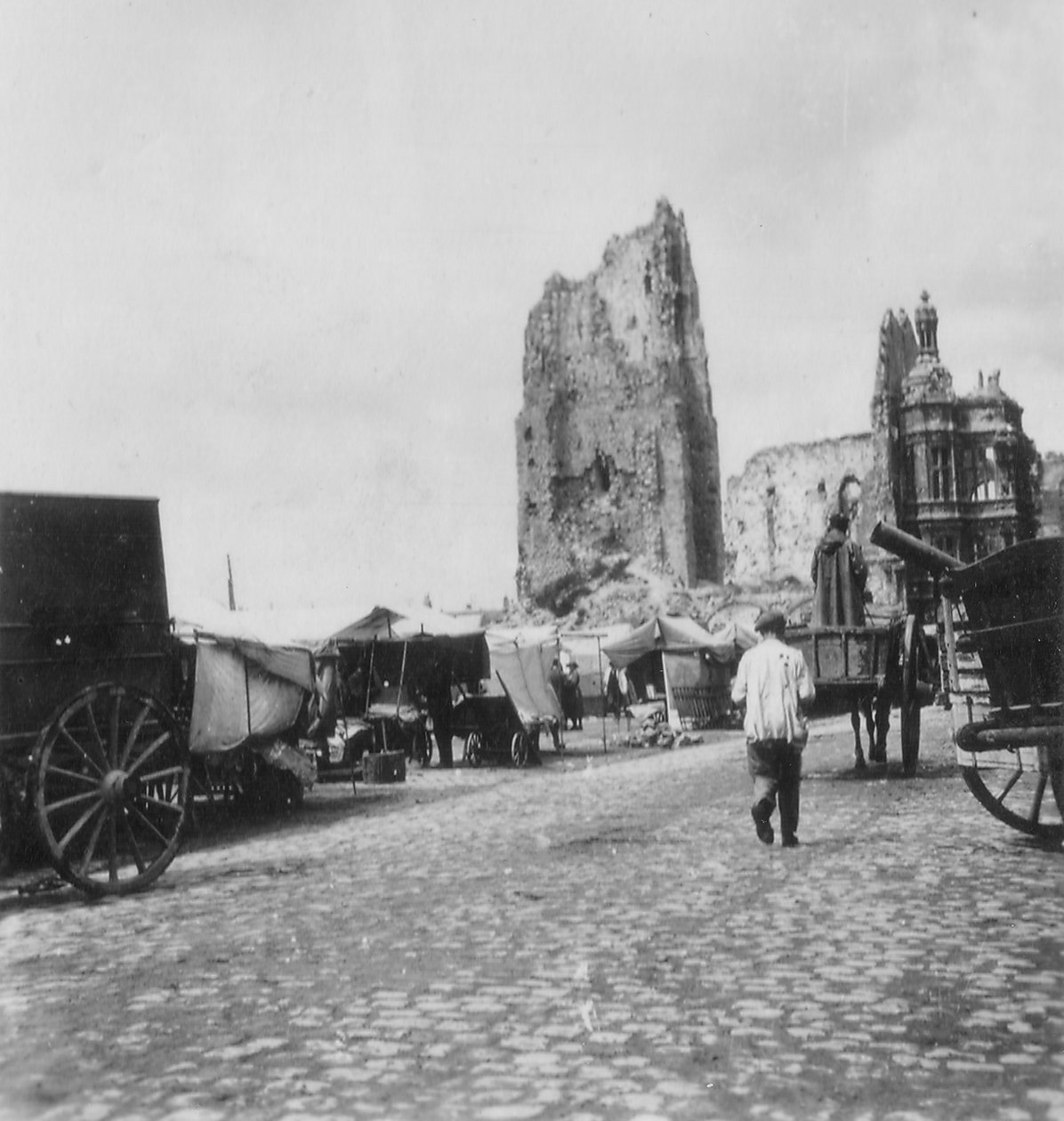 Hotel de Ville, Arras, Frankrike, første verdenskrig, c1914-c1918 av Nightingale and Co