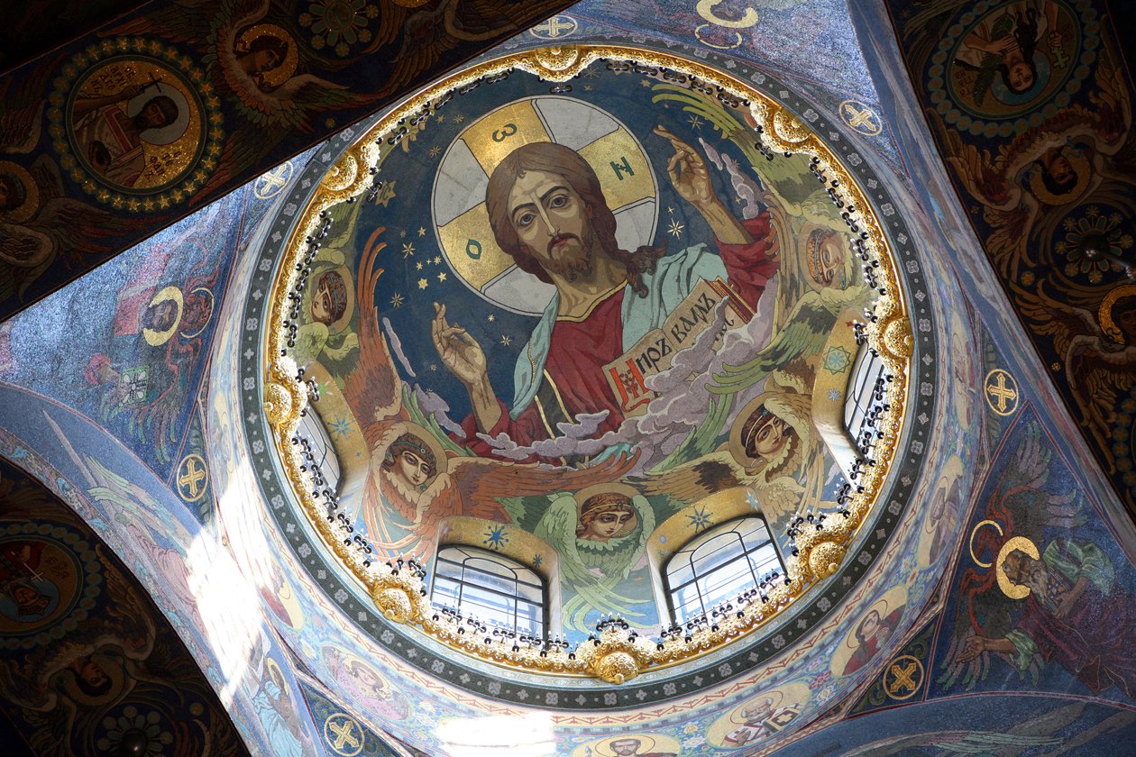 Kristus Pantokrator under den sentrale kuppelen til Frelserens blodsøl i St. Peters av Nikolai Nikolayevich Harlamov