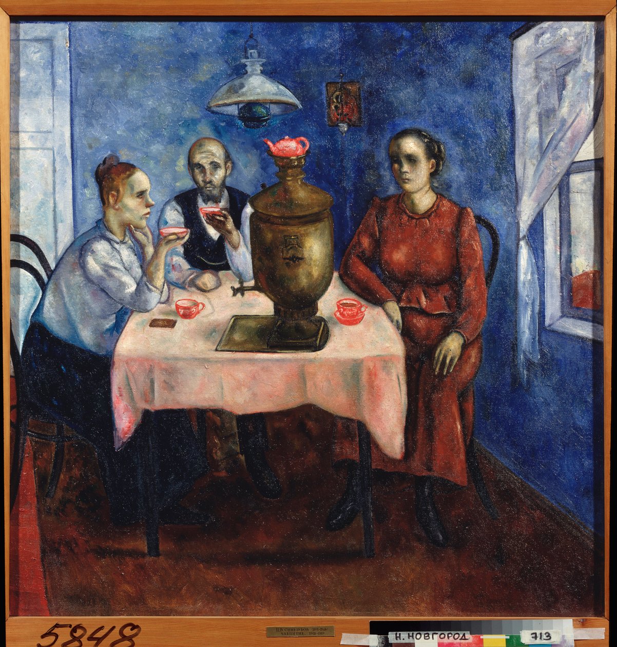Tetid (Scene fra dagliglivet, en trist familie drikker te samlet rundt en samovar) - Tedrikking - Maleri av Nikolai Vladimirovich Sinezubov (Nicolas Sinezouboff) (1891-1956), olje på lerret av Nikolay Vladimirovic Sinezubov