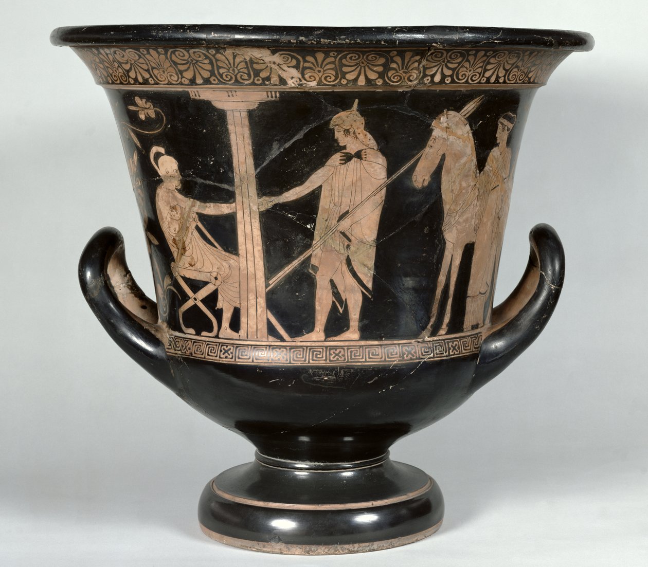 Attic rød-figur calyx krater som viser en hoplitt som vender tilbake fra krigen (keramikk) (se også 39291) av Niobid Painter