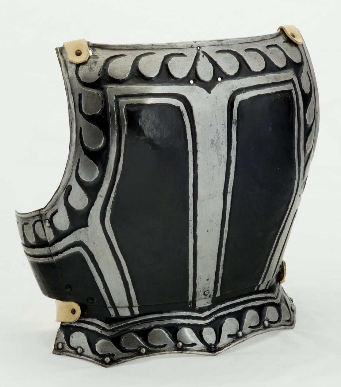 Bakplate, ca. 1580 (lakkert stål med moderne skinn) av North German School