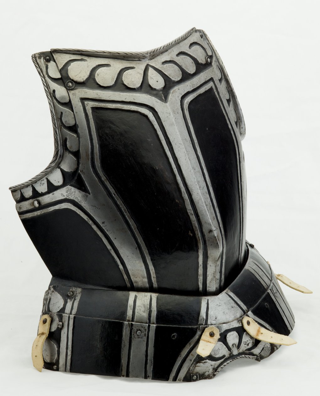 Brystplate, ca. 1580 (lakkert stål med moderne skinn) av North German School