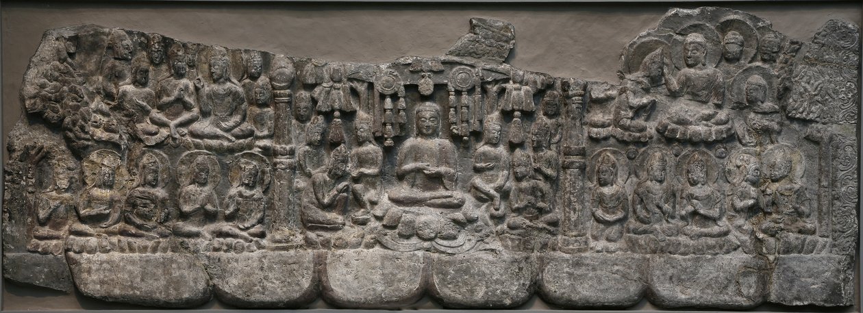 Veggskulptur: Himmelske samlinger av Buddhaer og Bodhisattvaer, Handan, Hebei-provinsen, 550-577 (kalkstein med spor av pigment) av Northern Qi Dynasty Chinese Scool