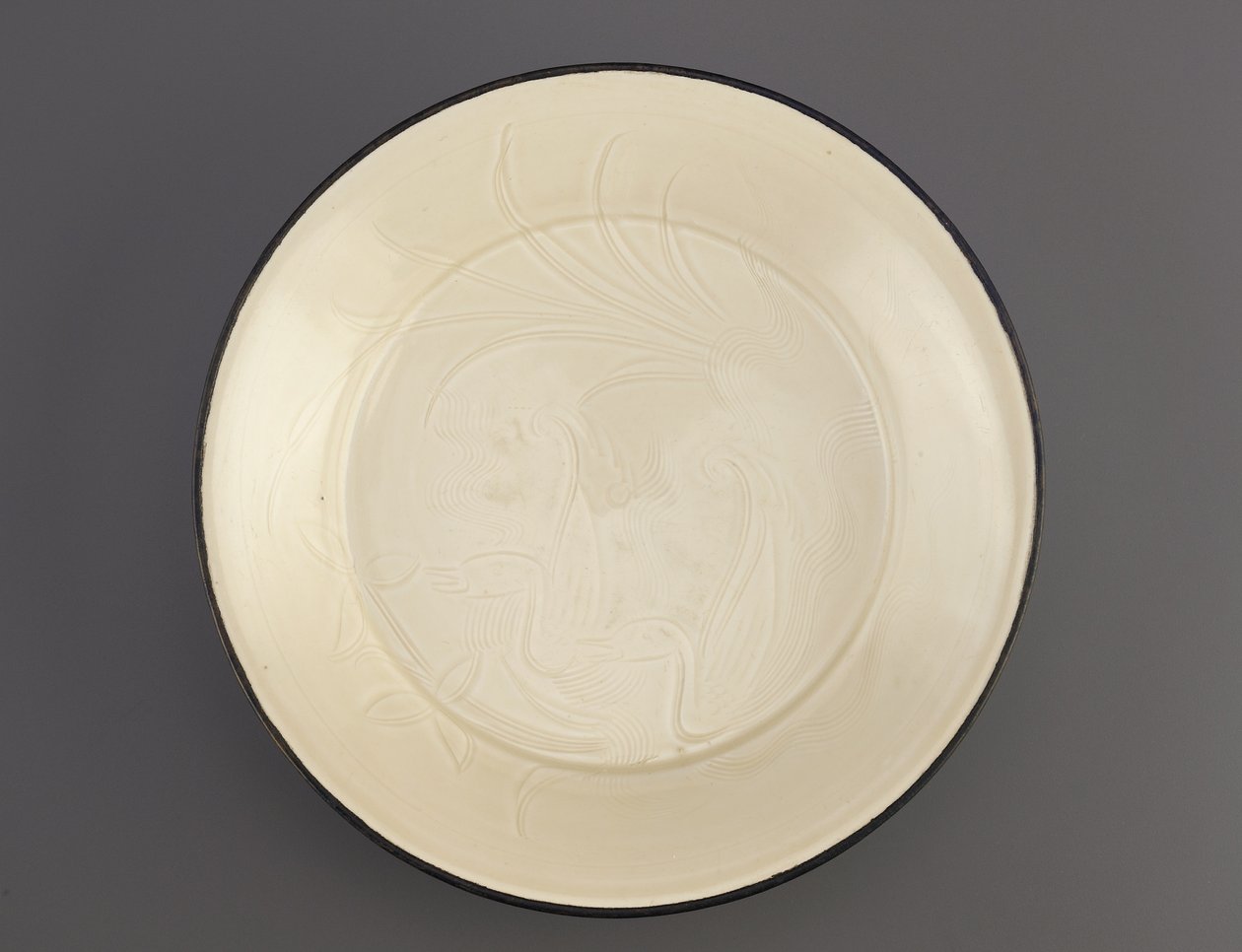 Ding ware-fat med innskåret dekor av ender, Hebei-provinsen, 11.-tidlig 1100-tall (keramikk) av Northern Song Dynasty Chinese School
