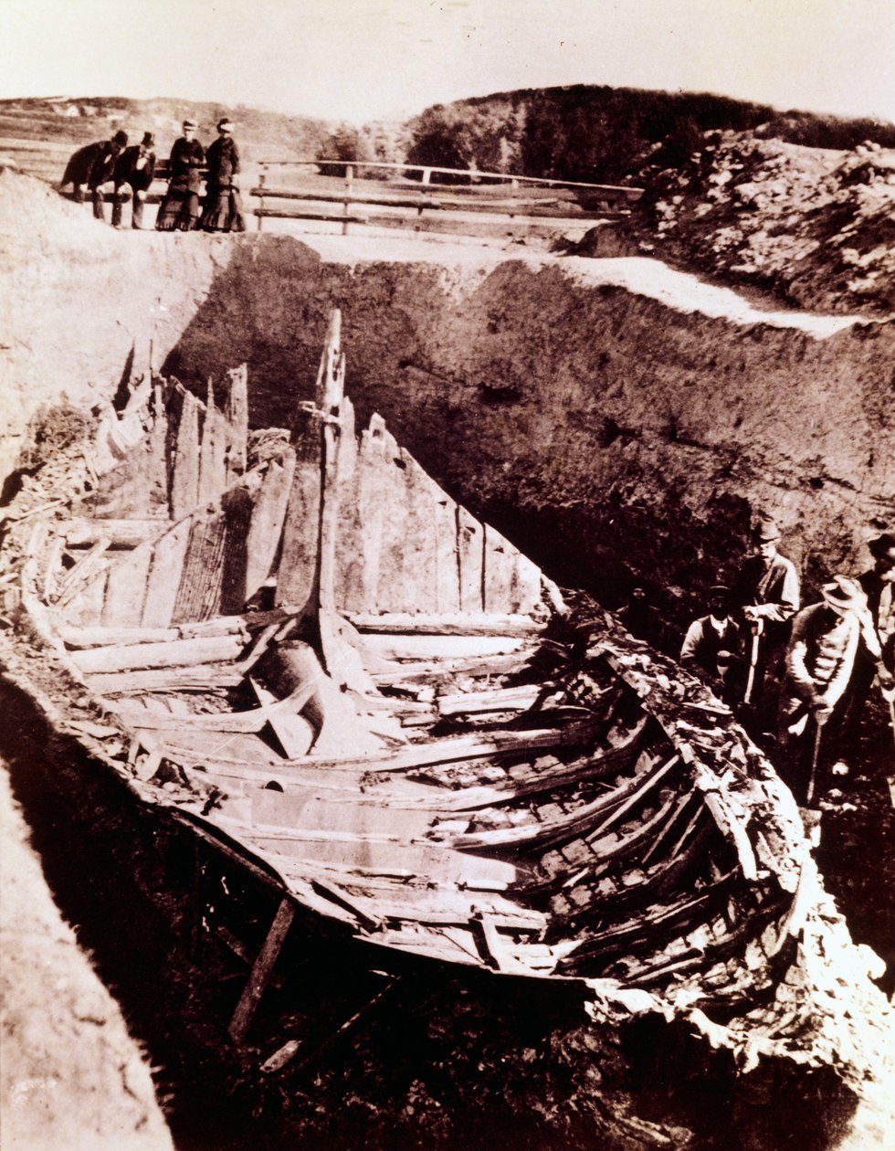 Utgravninger av viking langskip "Gokstad" oppdaget på 900-tallet Norge, 1880 av Norwegian Photographer