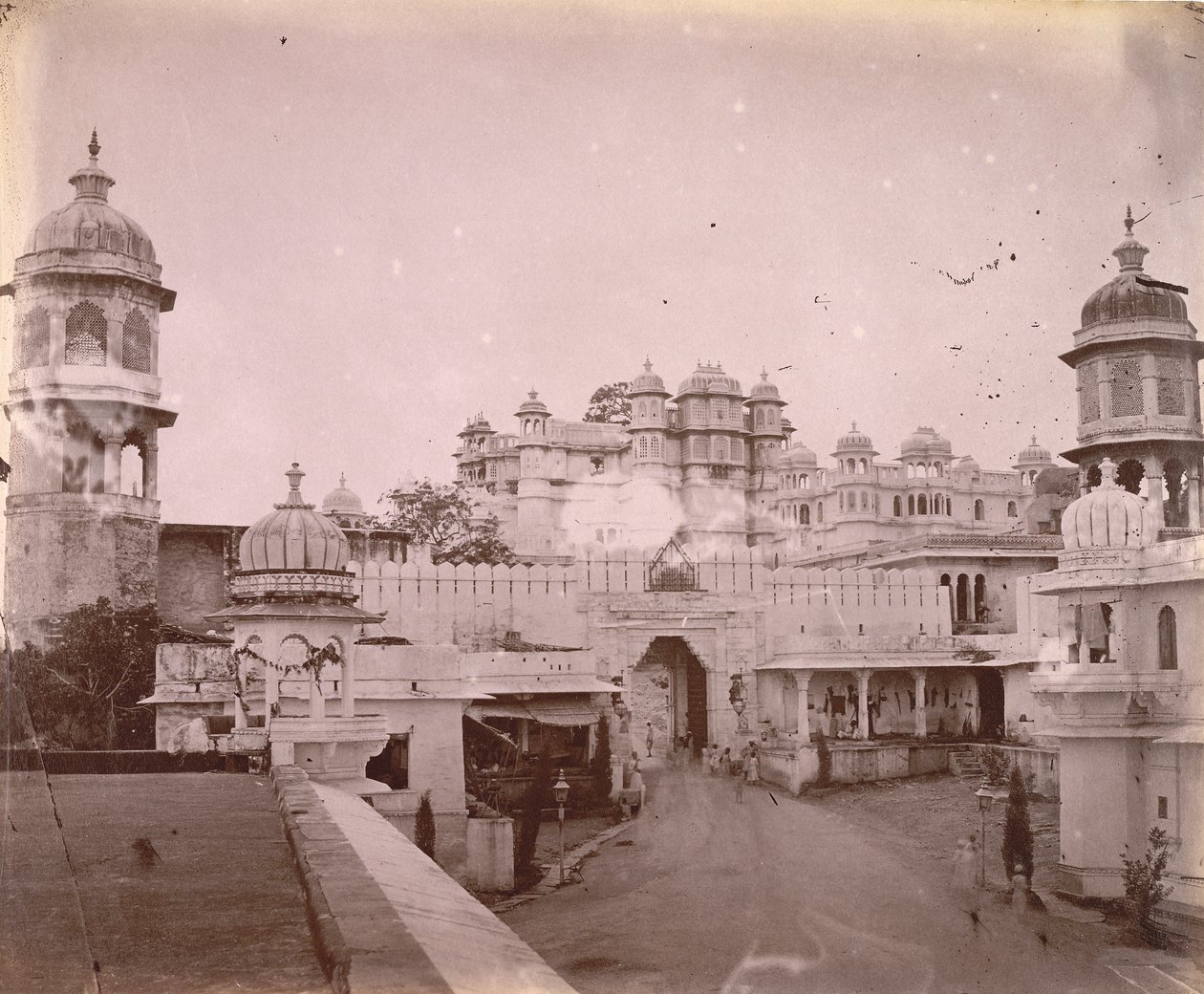 Utsikt over bypalasset, med inngangsporten i forgrunnen, Udaipur av O.S. Baudesson