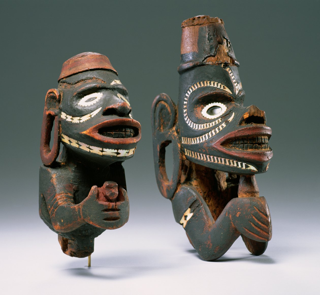 Galionsfigurhoder i kano (muligens nguzu nguzu) muligens fra Salomonøyene (tre) av Oceanic