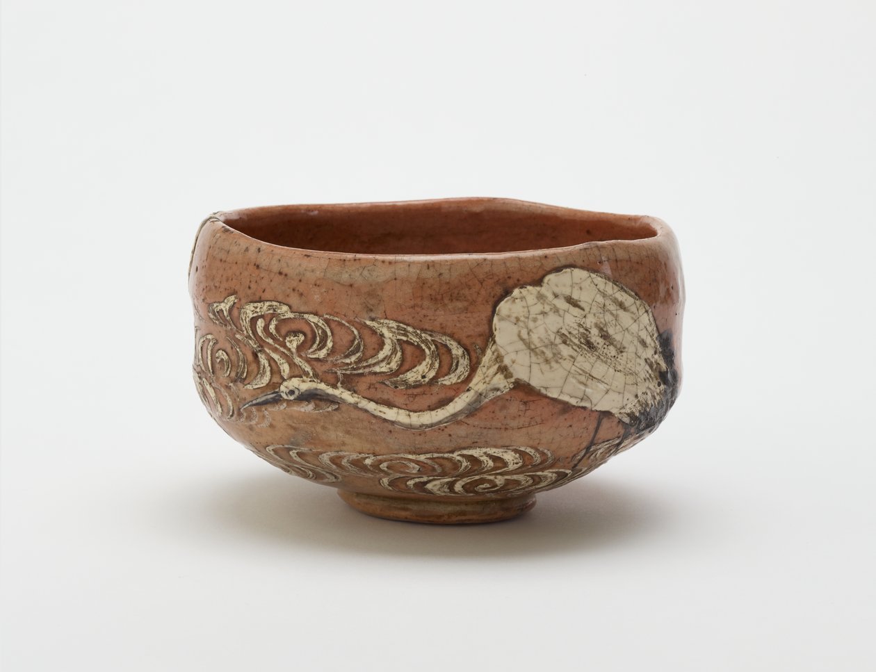 Kenzan-stil tebolle med design av kran og rennende vann, sent på 1800-tallet (rød leire, hvit slip, jernpigment under klar blyglasur) av Ogata (style of) Kenzan