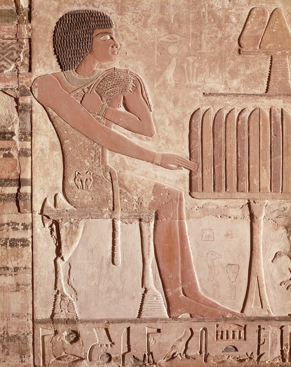 Relieff som viser avdøde sittende foran et offerbord med brød (malt stein) av Old Kingdom Egyptian