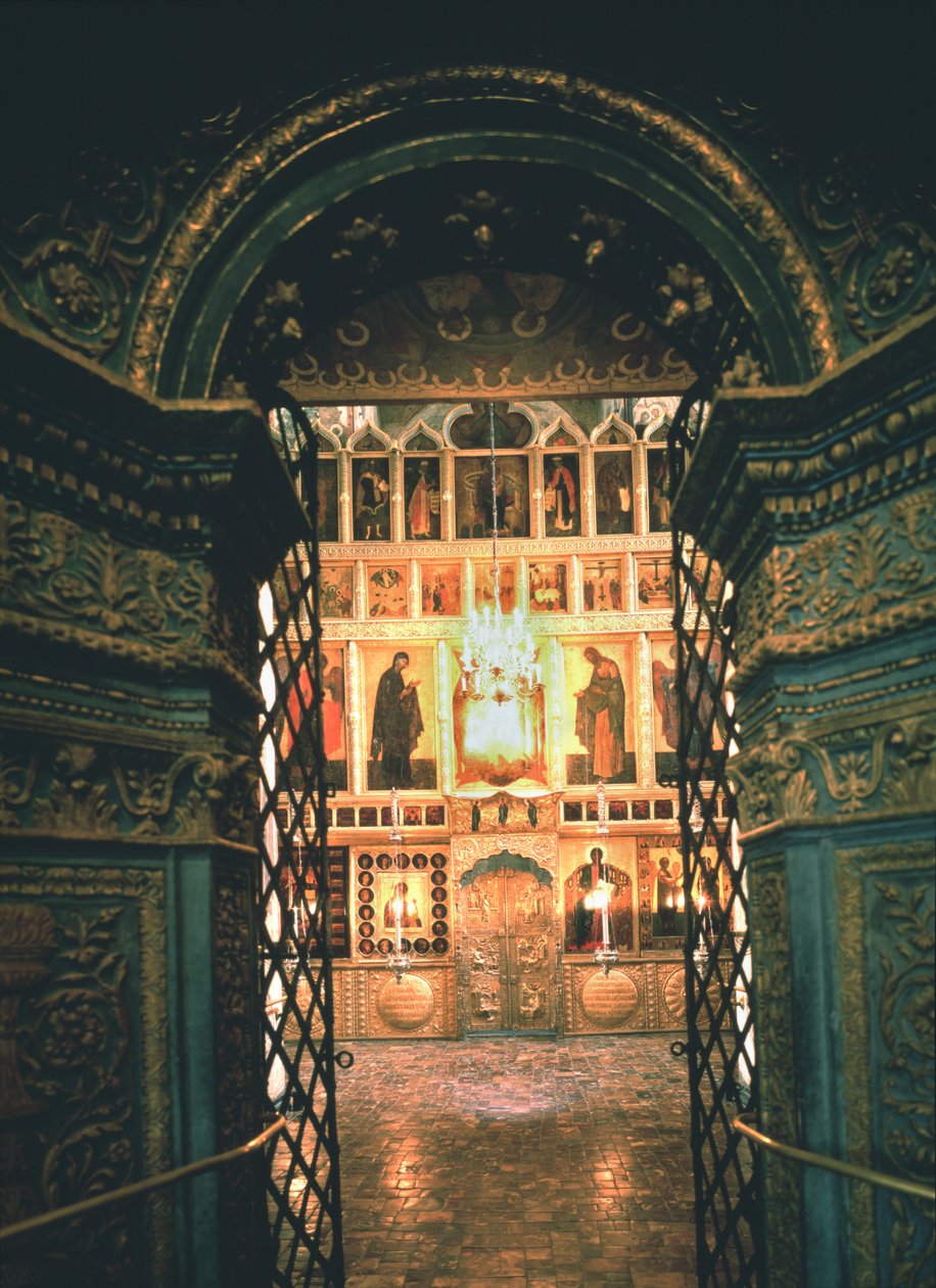 Interiør med ikonostasen i Bebudelseskatedralen i Kreml i Moskva, 1300-1400-tallet. av Old Russian Architecture
