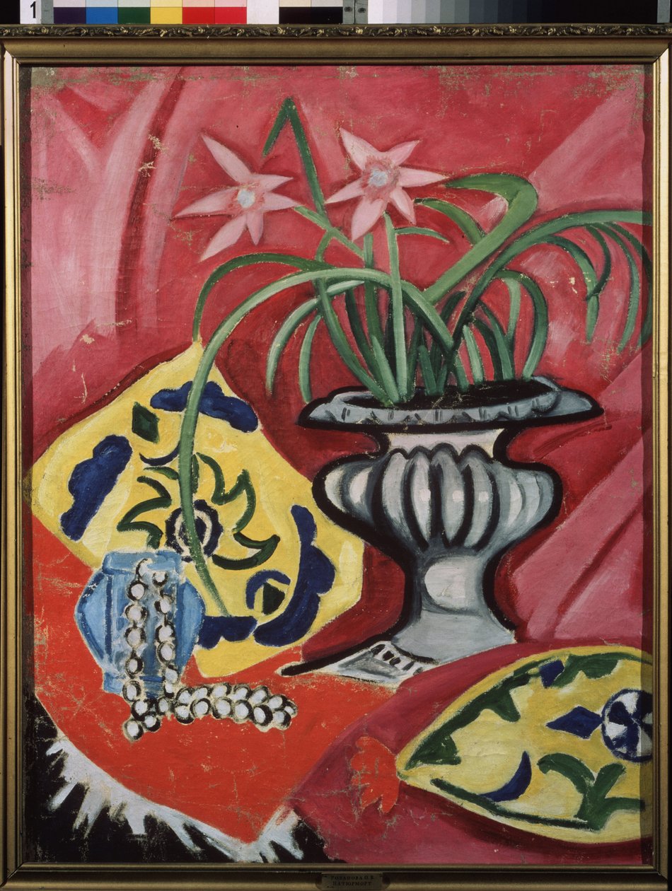 Stilleben med vase. Maleri av Olga Vladimirovna Rozanova (1886-1918), olje på lerret av Olga Wladimirowna  Rosanowa