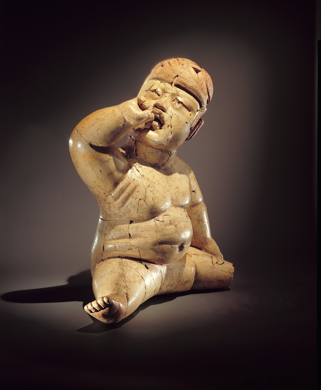 Babyfigur (keramikk, kanel og rød oker) av Olmec