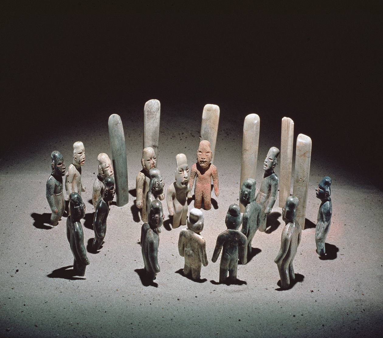 Tilbud om seksten mannsfigurer, fra La Venta, Tabasco, førklassisk periode, 9. århundre f.Kr. til 1. århundre e.Kr. (jade) av Olmec