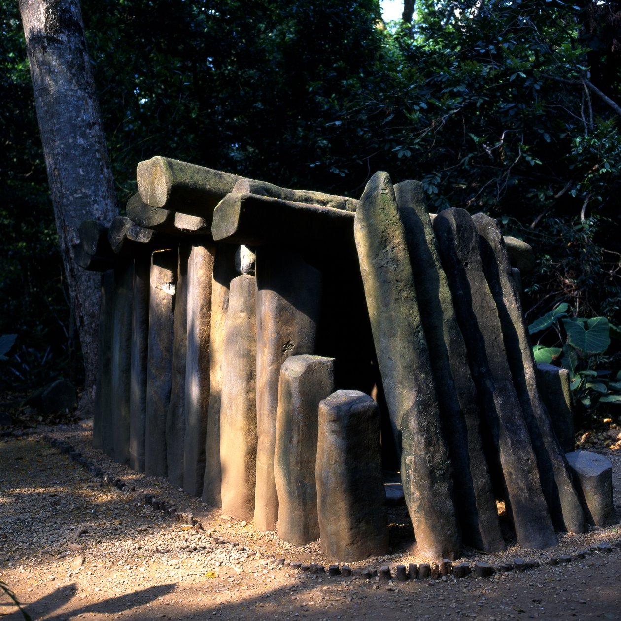 Grav nr. 7, førklassisk periode (basaltstein) av Olmec