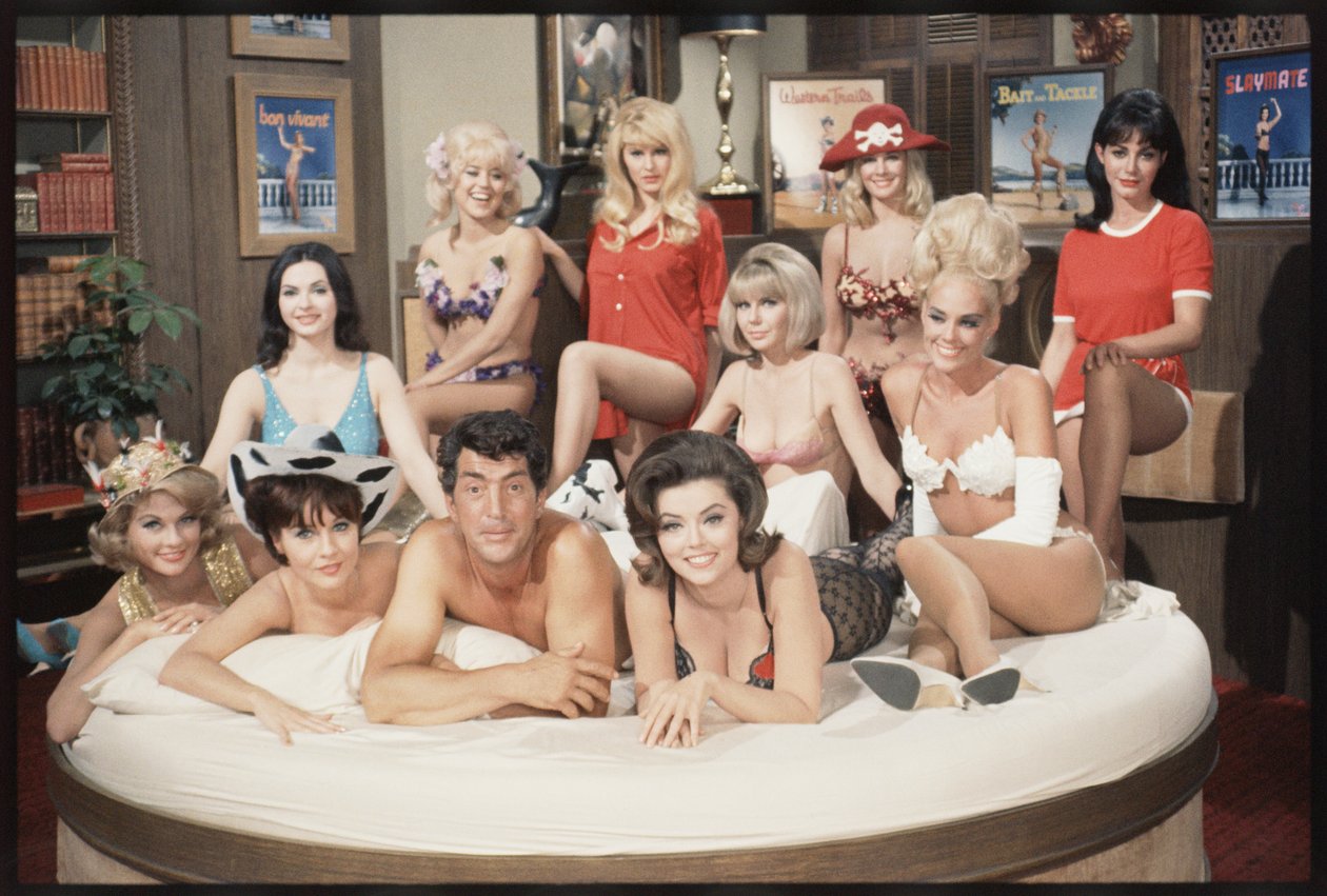 Dean Martin som Matt Helm og jentene på settet "The Silencers" av Orlando Suero