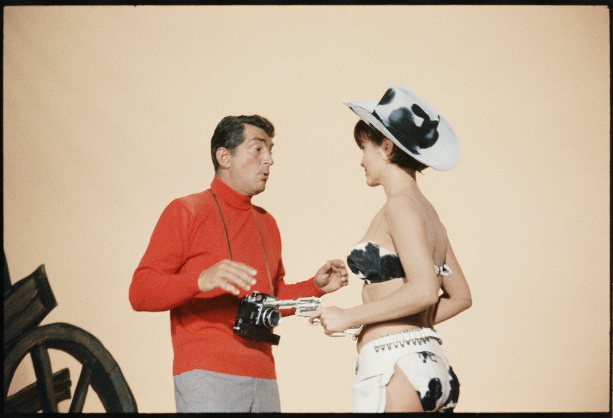 Dean Martin som Matt Helm på settet "The Silencers" av Orlando Suero