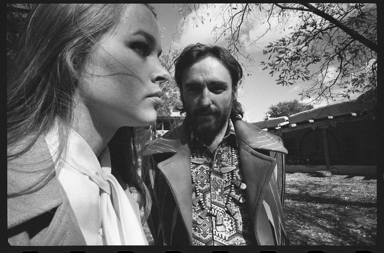 Dennis Hopper og kona Michelle Phillips hjemme i New Mexico av Orlando Suero