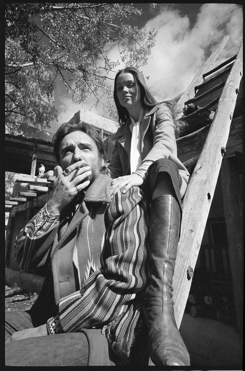 Dennis Hopper og kona Michelle Phillips på en stige i New Mexico av Orlando Suero