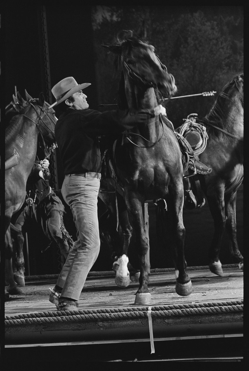 Gregory Peck med hest på settet til "Mackenna