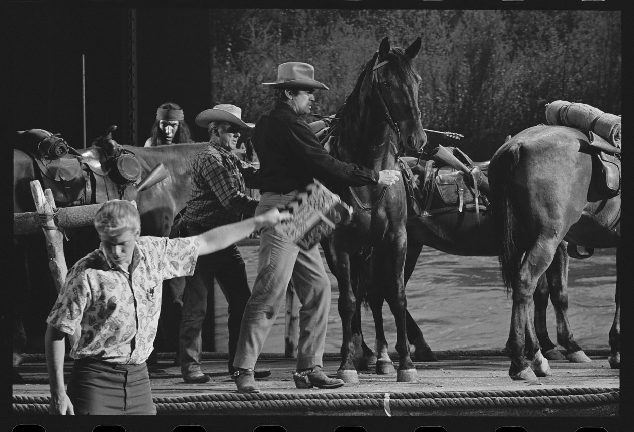Gregory Peck med hest på settet til "Mackenna