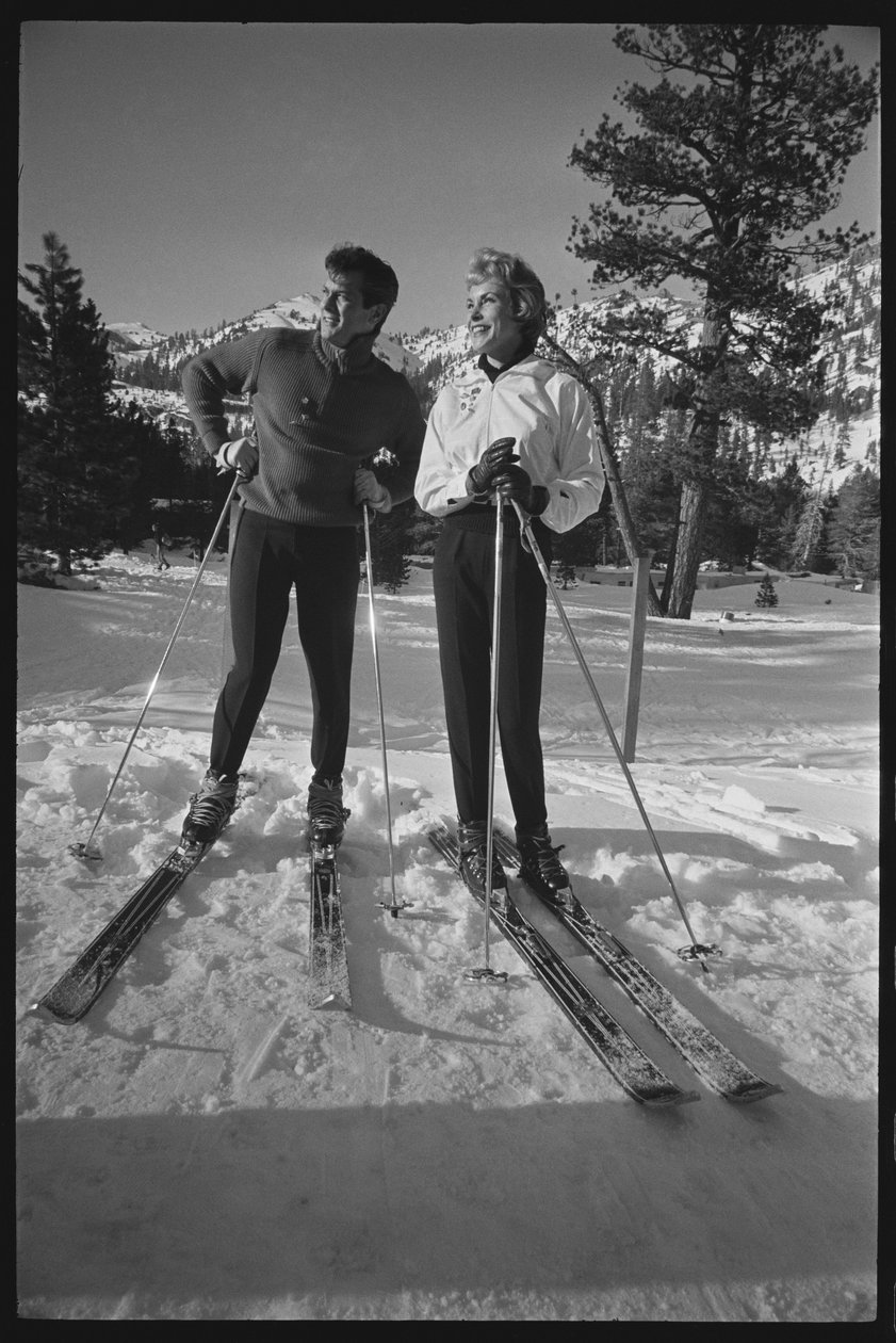 Janet Leigh og Tony Curtis på ski under vinter-OL, Squaw Valley, California av Orlando Suero