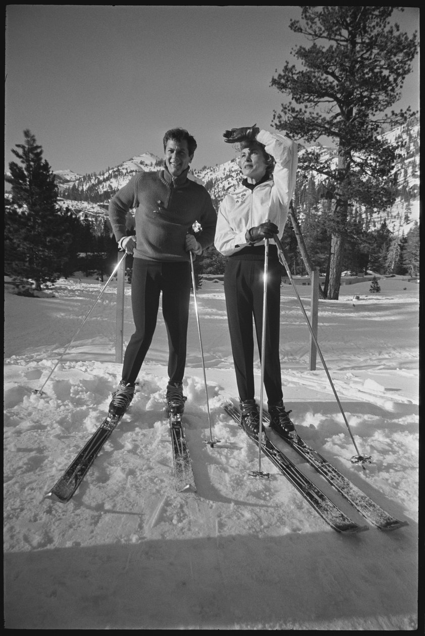 Janet Leigh og Tony Curtis på ski under vinter-OL, Squaw Valley, California av Orlando Suero