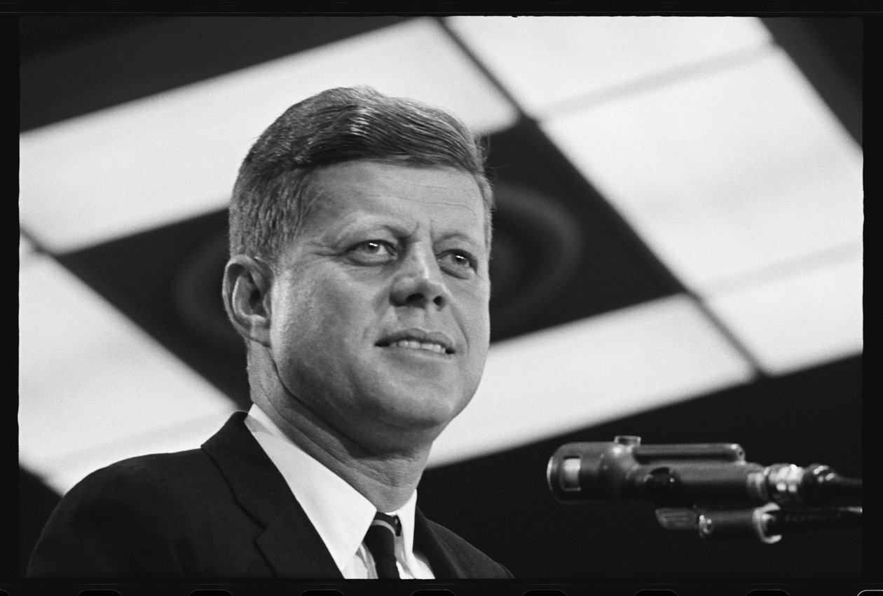John F. Kennedy holder tale av Orlando Suero