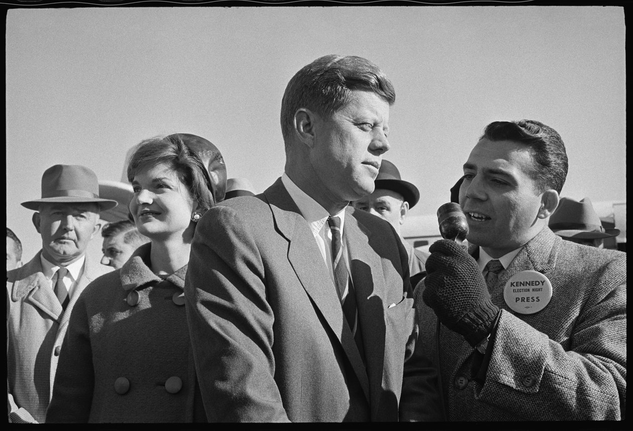 John F. Kennedy med reporter og Jackie Kennedy under valget av Orlando Suero