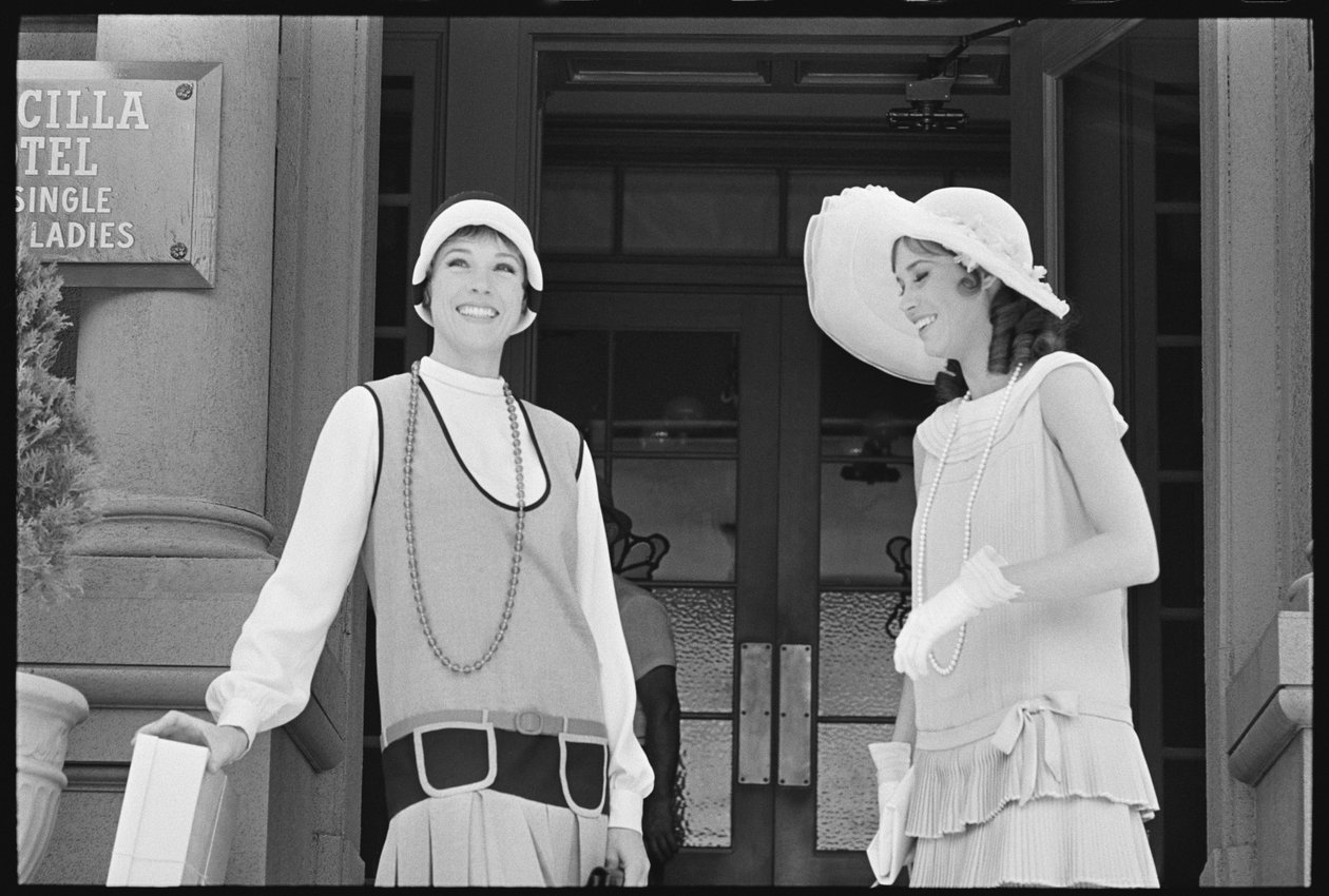 Julie Andrews og Mary Tyler Moore på settet til "Thoroughly Modern Millie" av Orlando Suero