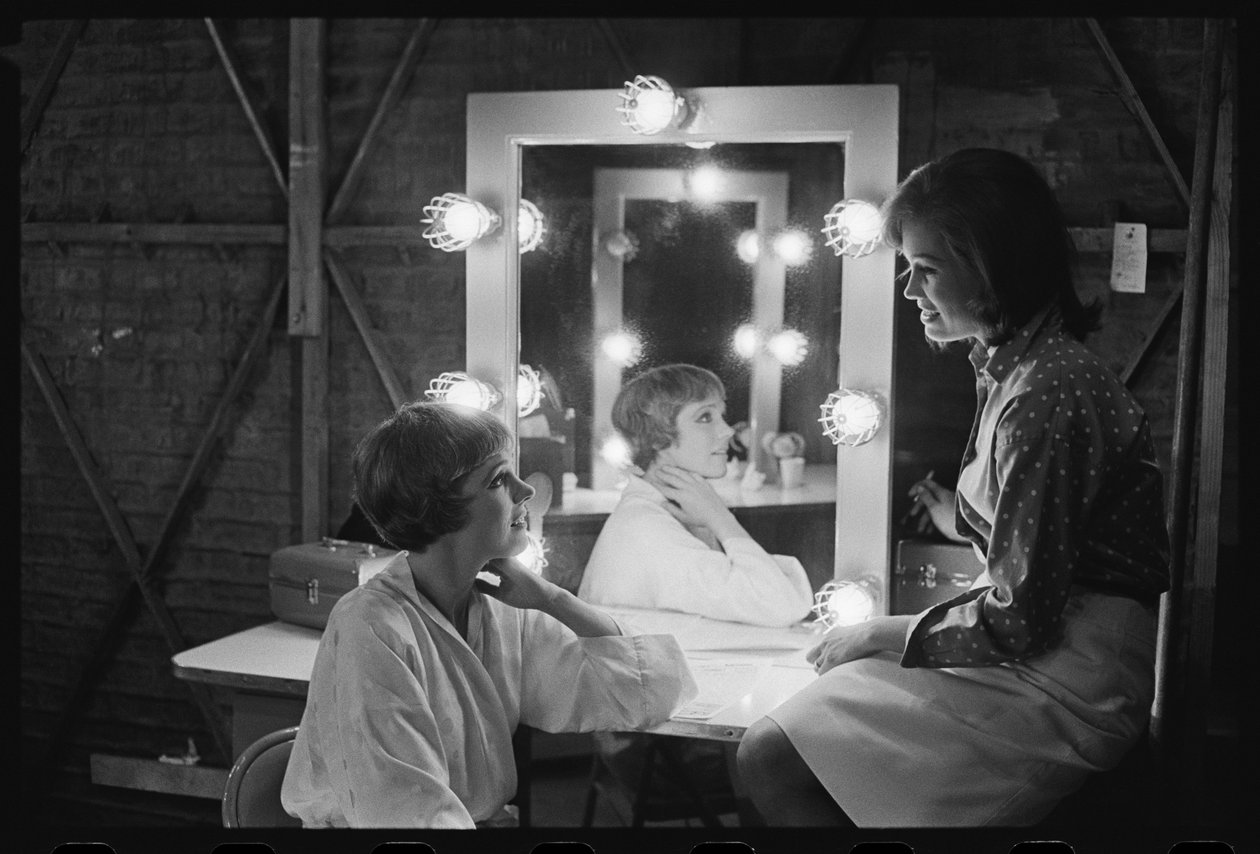 Julie Andrews og Mary Tyler Moore på settet til "Thoroughly Modern Millie" av Orlando Suero