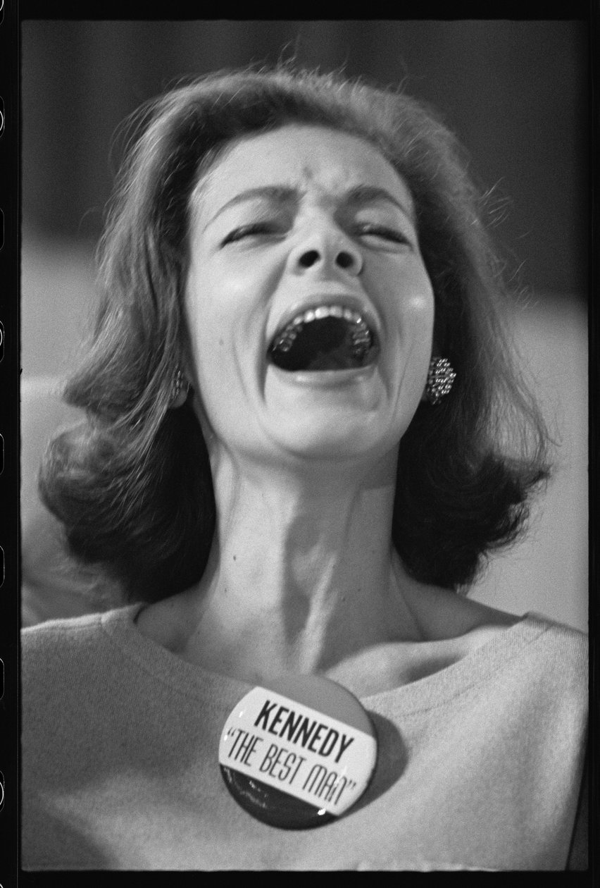 Lauren Bacall har på seg «Kennedy The Best Man»-nålsmerket på valgkvelden av Orlando Suero