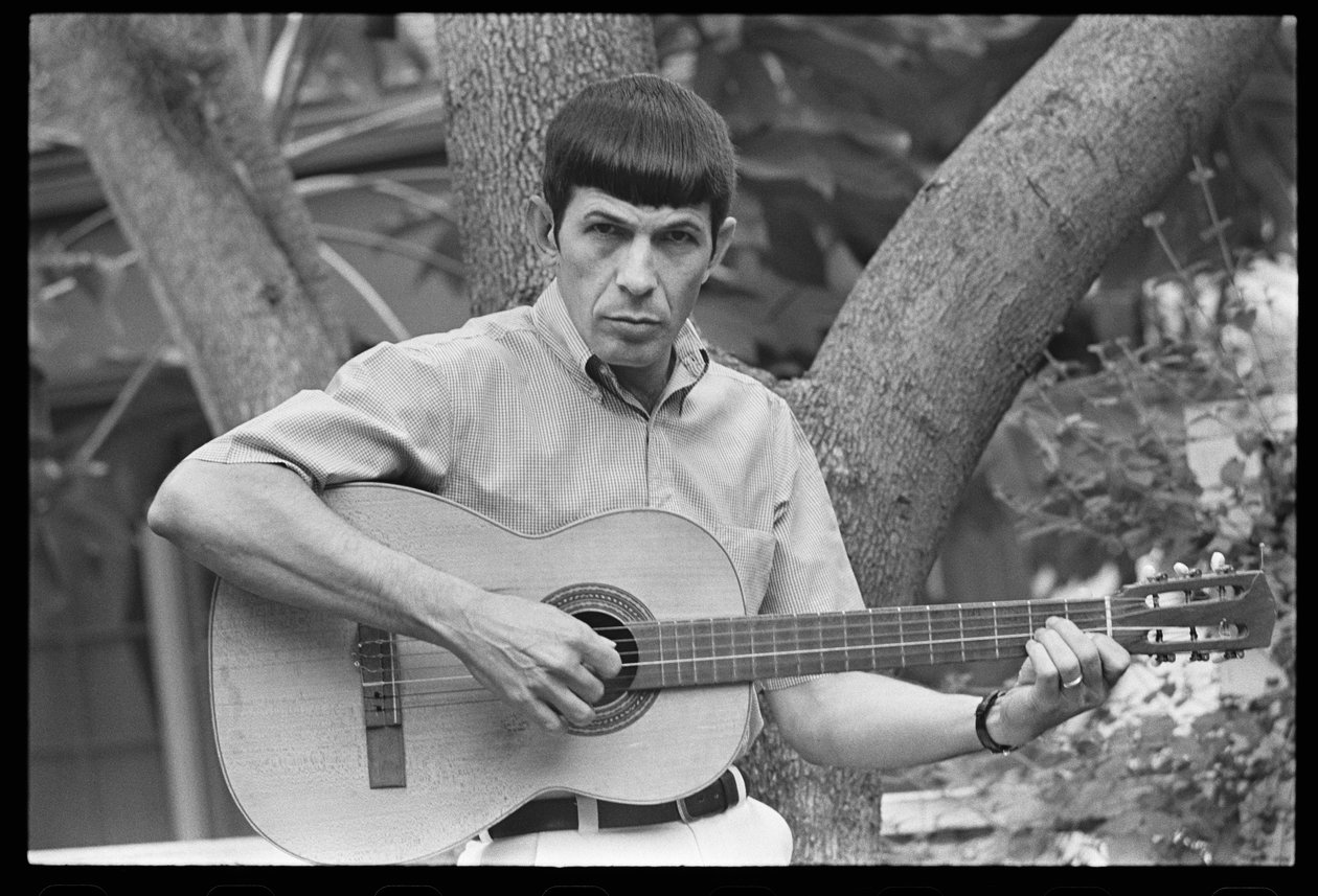 Leonard Nimoy spiller gitar av Orlando Suero