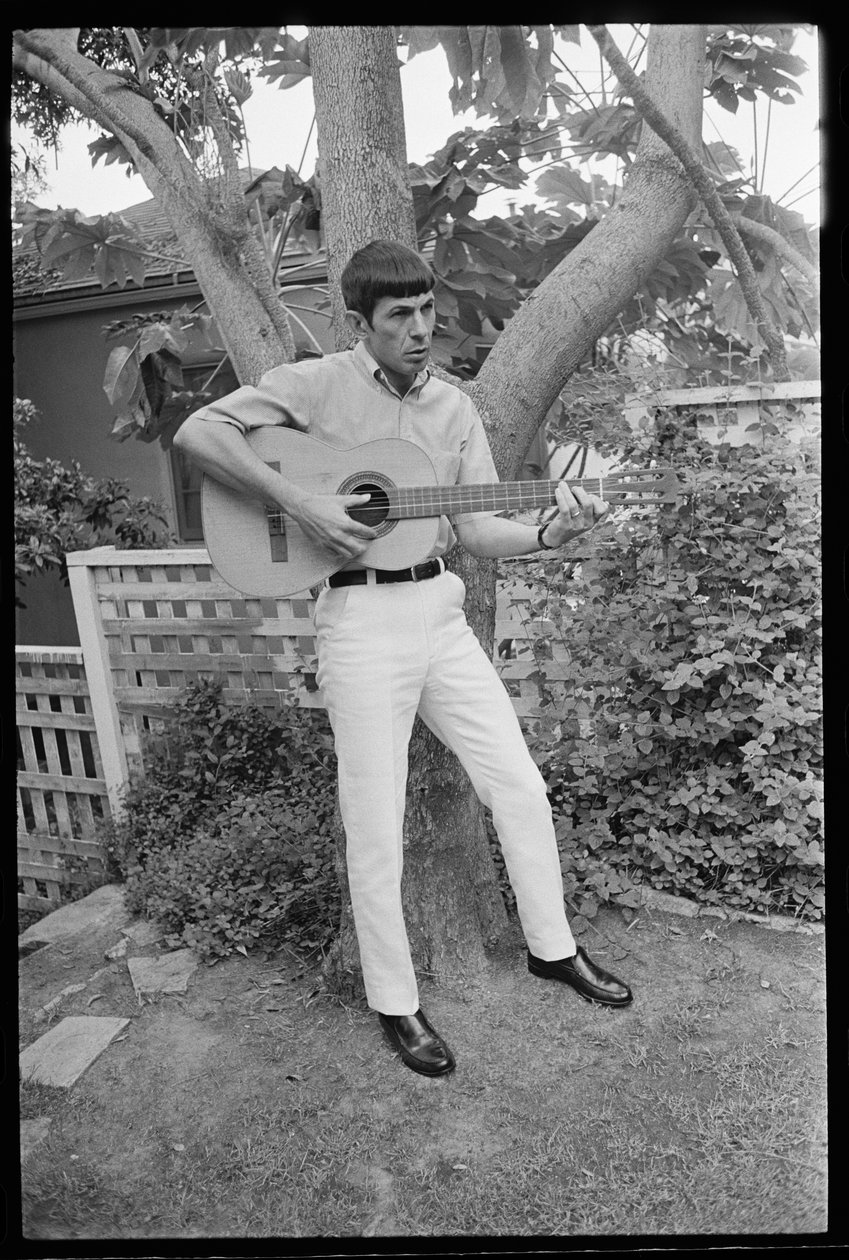 Leonard Nimoy spiller gitar av Orlando Suero