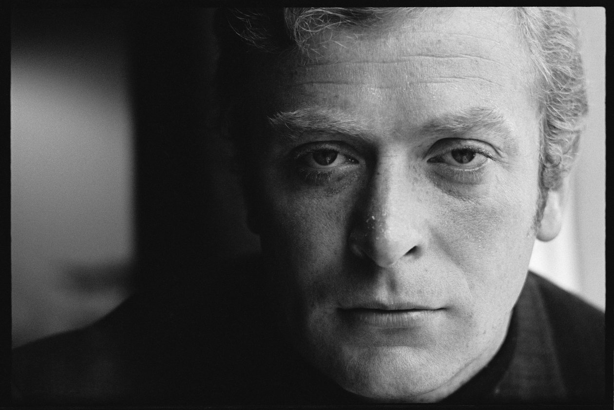 Michael Caine portrett av Orlando Suero