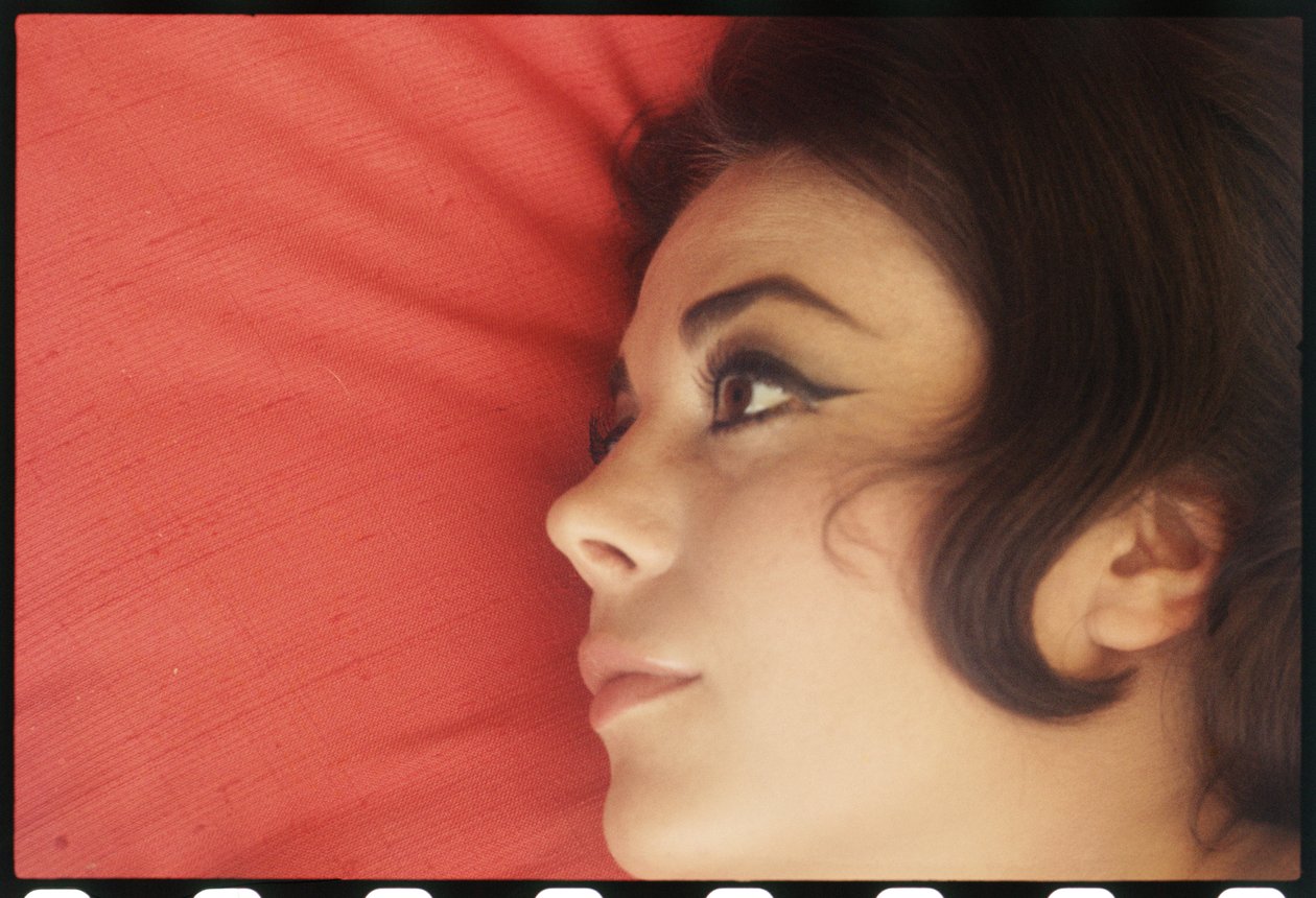 Natalie Wood hjemme med hodet på puten av Orlando Suero