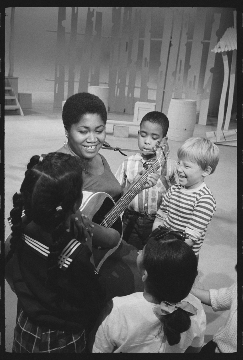 Odetta synger for barn på settet til en TV-spesial av Orlando Suero