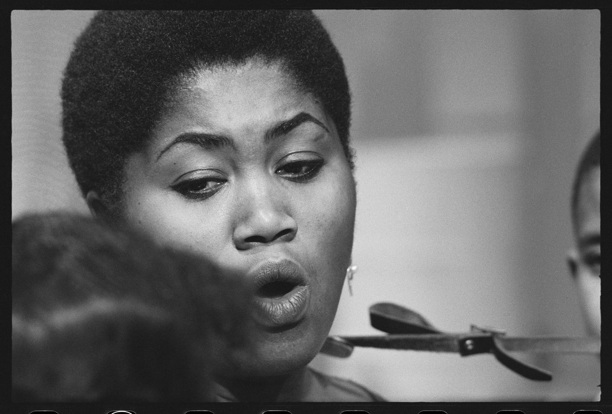 Odetta synger for barn på settet til en TV-spesial av Orlando Suero