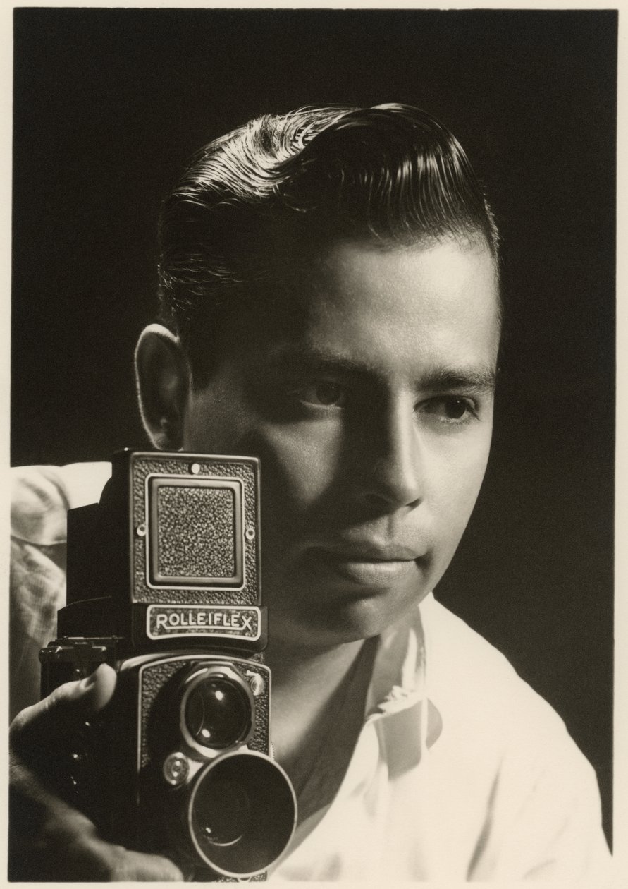 Orlando Suero-portrett med Rolleiflex-kamera, ca. 1954 (s/hvitt-bilde) av Orlando Suero