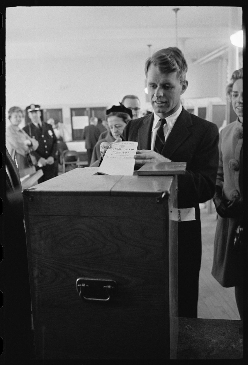 Robert F. Kennedy stemmer på broren sin av Orlando Suero