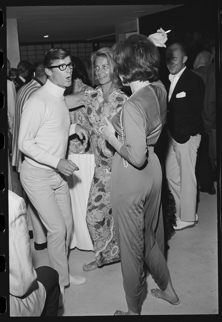 Roddy McDowall, Lauren Bacall og Shirley MacLaine på en hjemmefest i Malibu av Orlando Suero