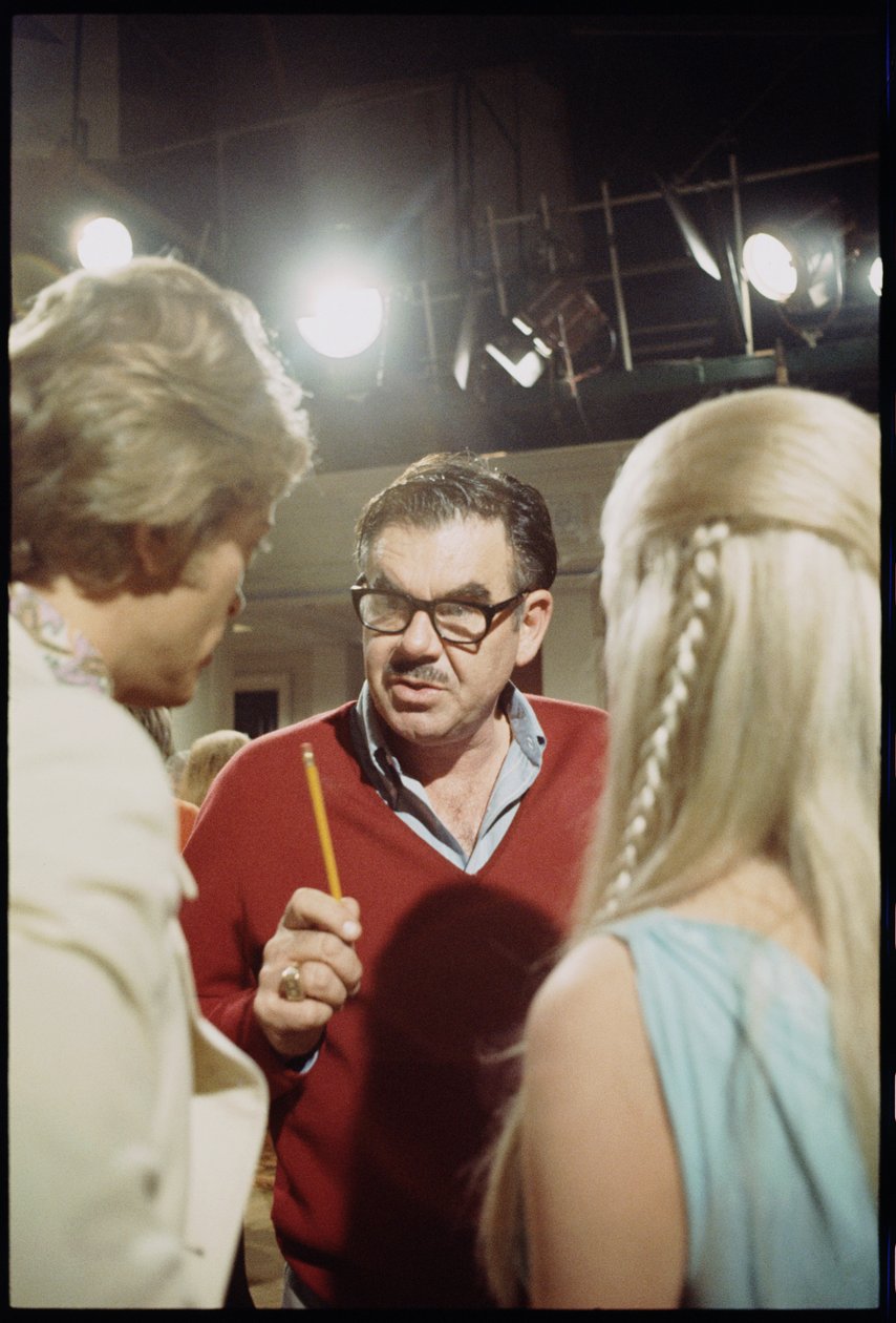 Russ Meyer på settet til "Beyond the Valley of the Dolls", 1970 (bilde) av Orlando Suero