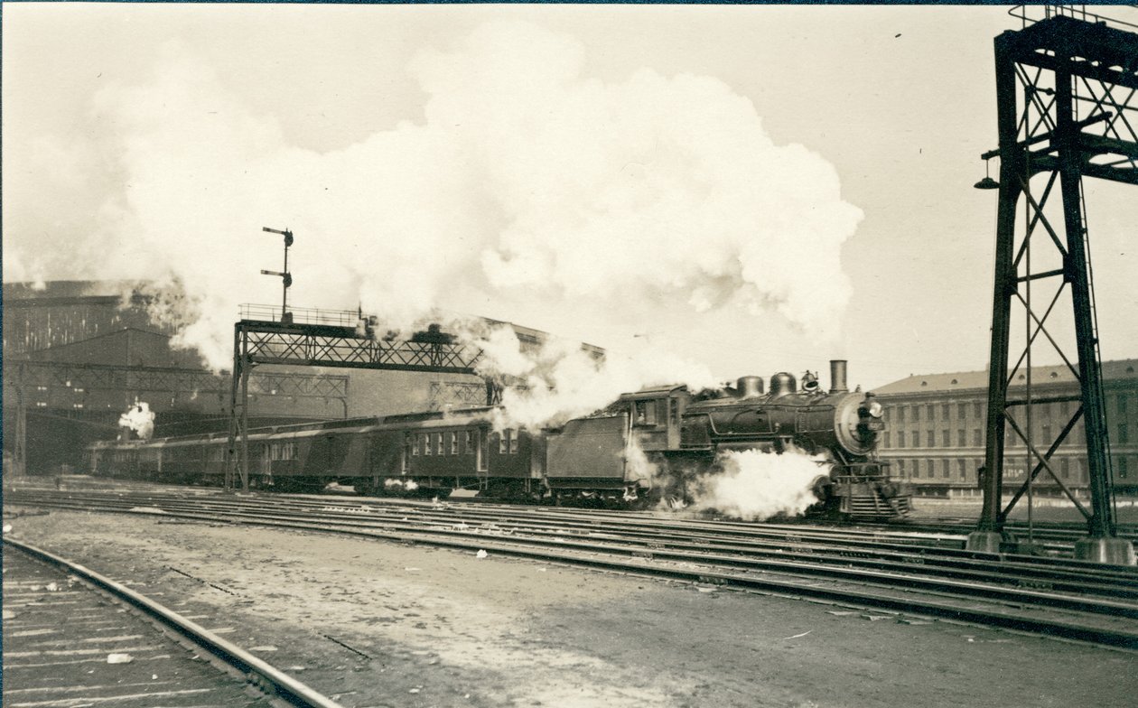 Jernbanetog forlater Union Station, St. Louis av Oscar C. Kuehn