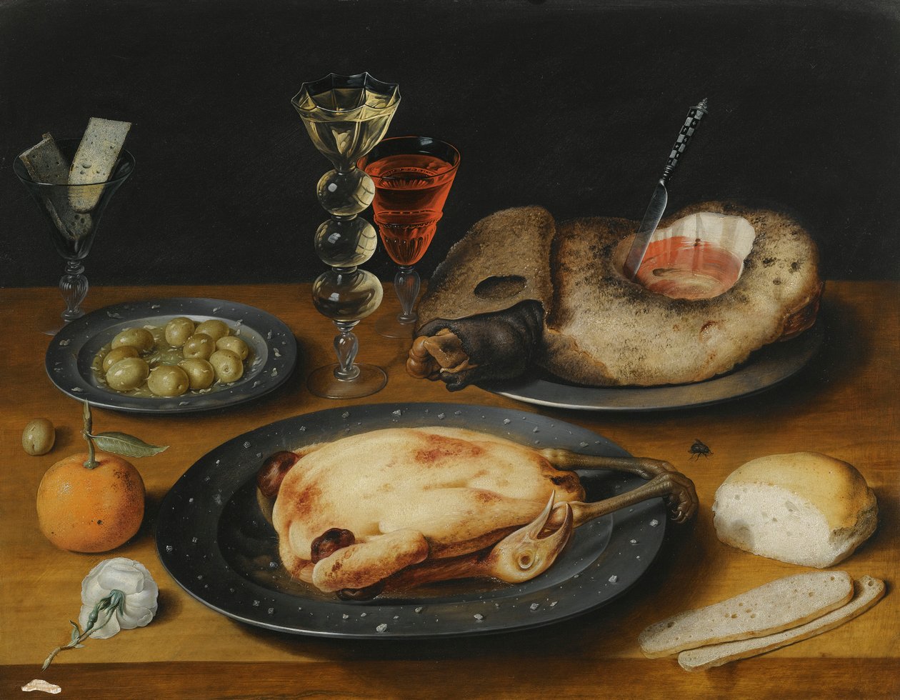 Stilleben av en stekt kylling, en skinke og oliven på tinnplater med brødrulle, en appelsin, vinglass og en rose på et trebord av Osias the Elder Beert