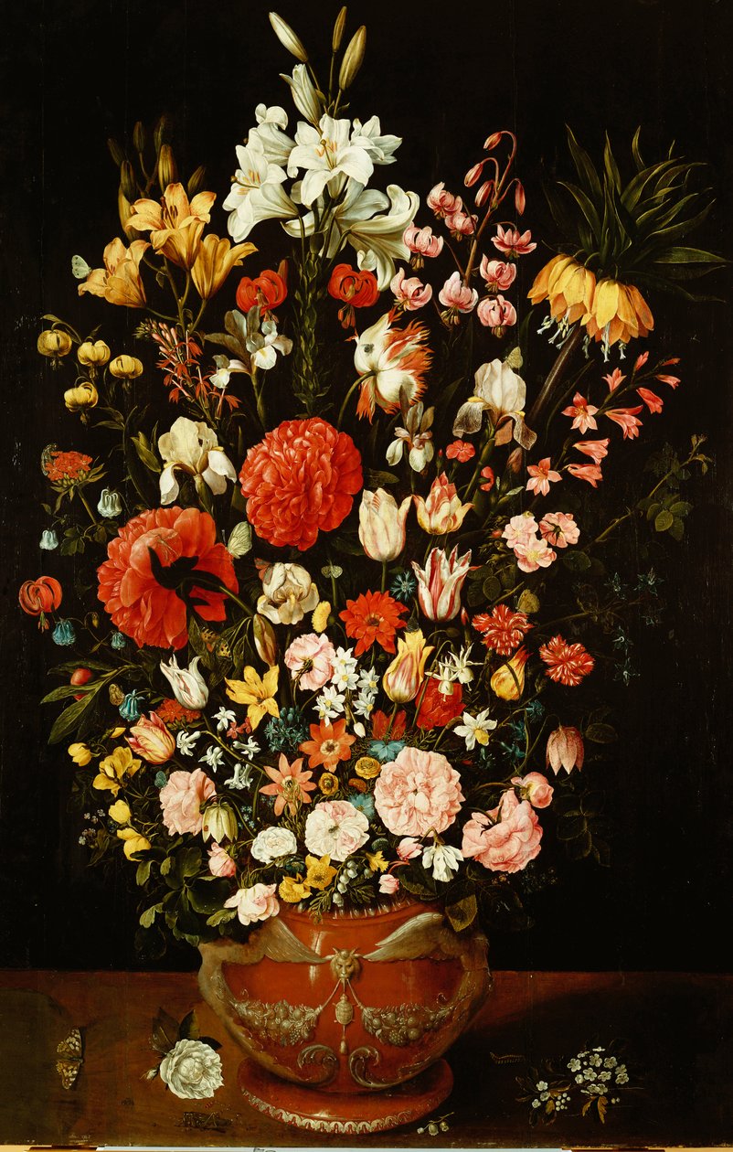 Tulipaner, liljer, iris, roser, nelliker, peoner og andre blomster i en skulpturert terrakotta urne av Osias the Elder Beert