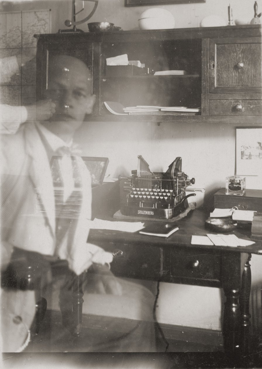 [Selvportrett ved skrivemaskin, atelier i Prellerstrasse] av Oskar Schlemmer