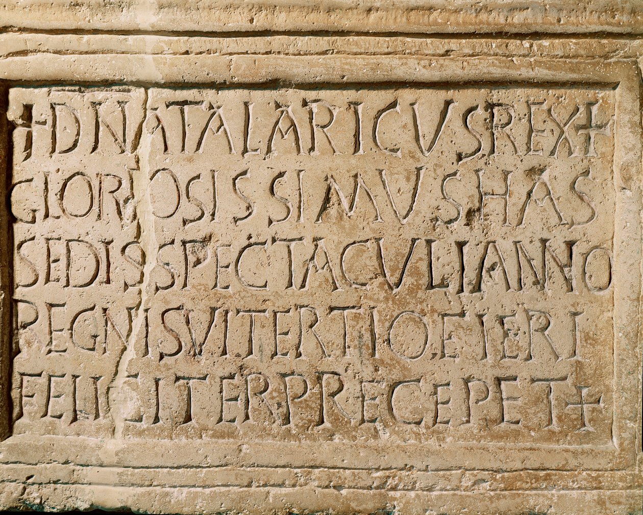 Barbarisk sivilisasjon: inskripsjon fra kong Ostrogoth Athalarics regjeringstid (516–534 e.Kr.) som vitner om eksistensen av et teater i Ticinum (dagens Pavia). 6. århundre. Musei Civici, Sezione Archeologia, Pavia, Italia av Ostrogothic Ostrogothic