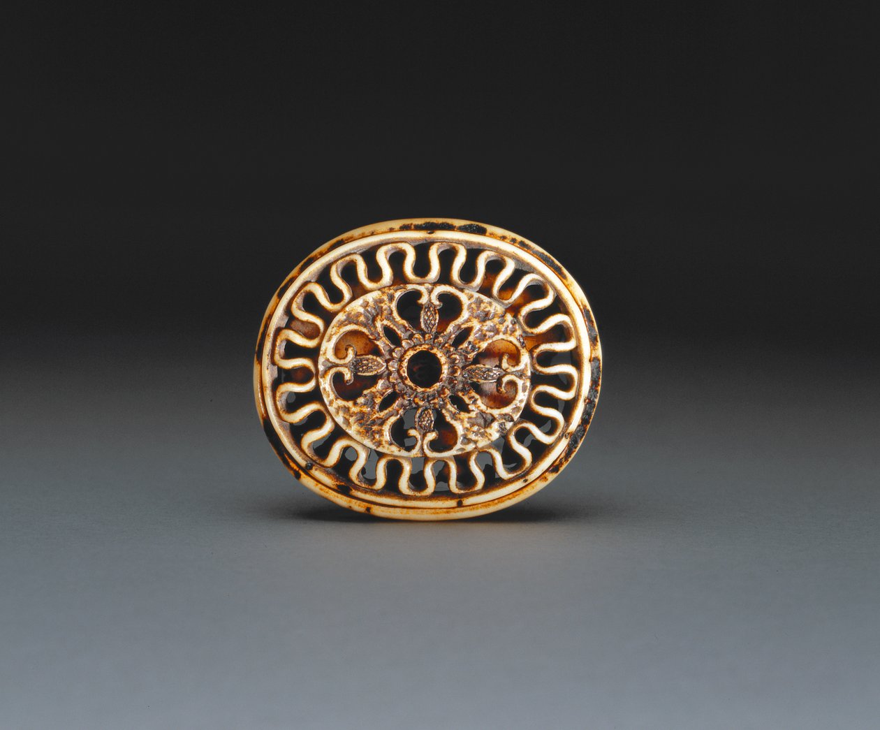Base på en netsuke, ca. 1860-70 (hjort-gevir) (se 205916) av Ozaki Kokusai