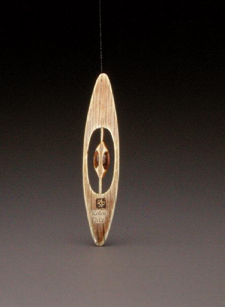 Netsuke som viser en veveskyttel, med seglet til Kokusai, ca. 1860 (revers av 195497) av Ozaki Kokusai