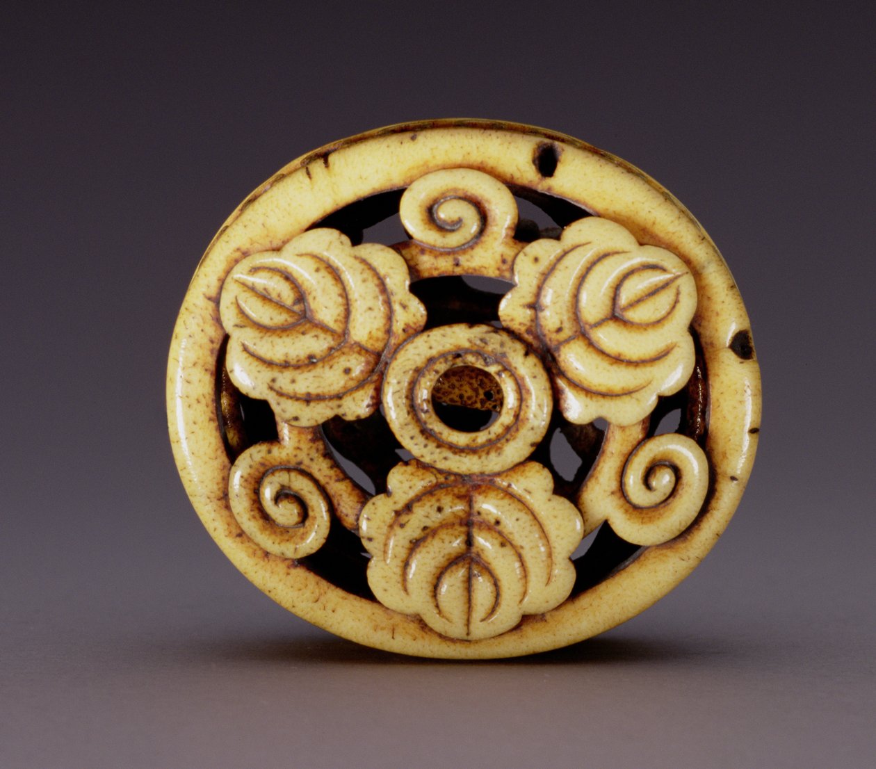 Netsuke i form av en boks (hako) ca. 1870 (hjort-gevir) (for lokk se 195498) av Ozaki Kokusai